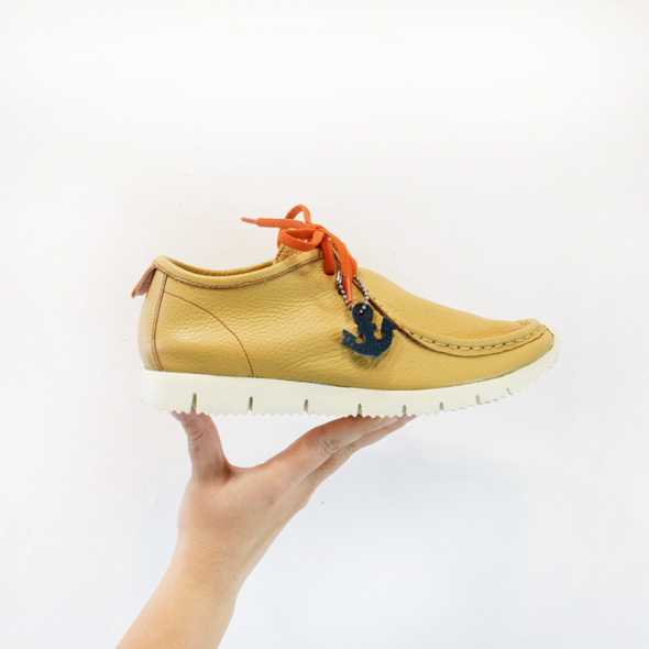 軽量本革スニーカー